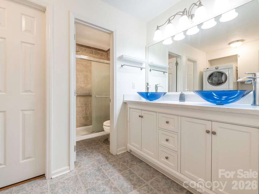 1005 Kenilworth Court, Concord, NC 28027.  MLS# CAR4403489, YatesRealty ID 36682. Primary bath
