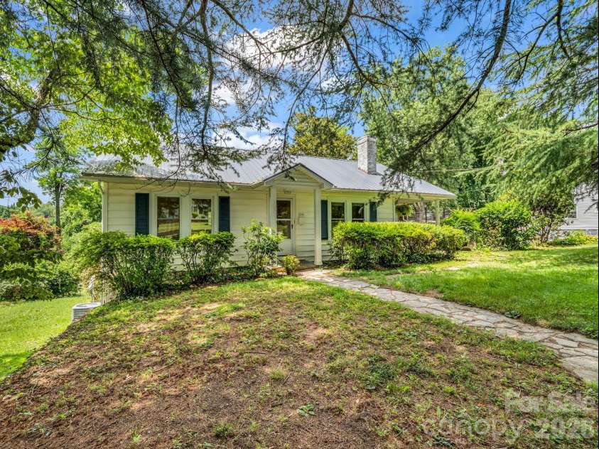 555 State Street, Marion, NC 28752.  MLS# CAR4400439, YatesRealty ID 36686. 