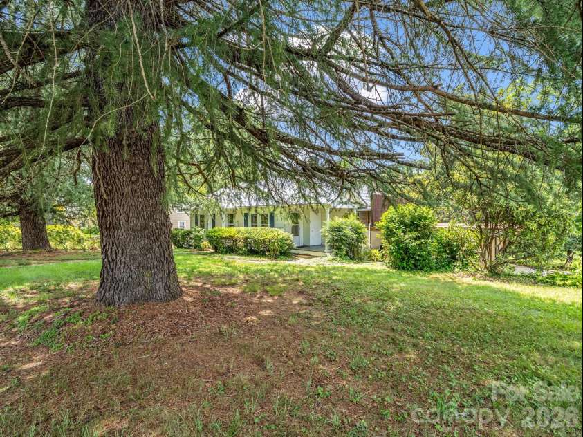 555 State Street, Marion, NC 28752.  MLS# CAR4400439, YatesRealty ID 36686. 