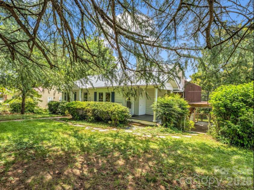 555 State Street, Marion, NC 28752.  MLS# CAR4400439, YatesRealty ID 36686. 