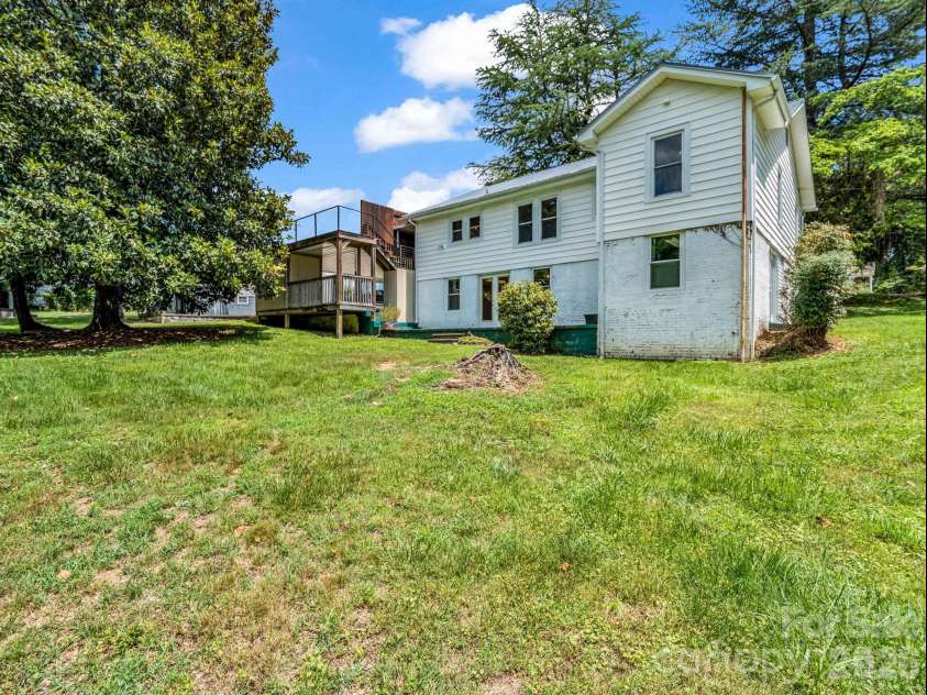 555 State Street, Marion, NC 28752.  MLS# CAR4400439, YatesRealty ID 36686. 