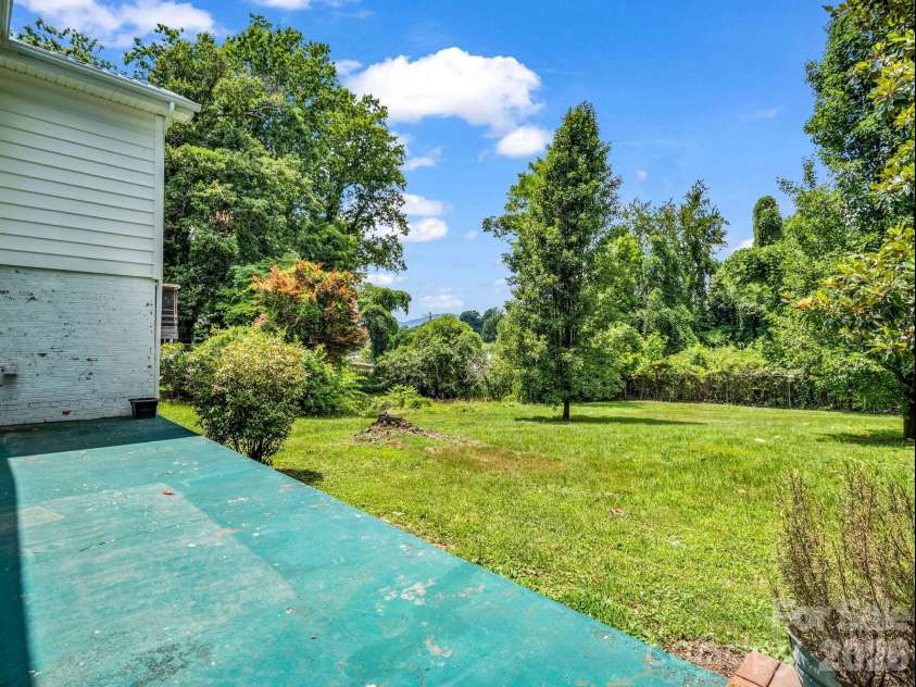 555 State Street, Marion, NC 28752.  MLS# CAR4400439, YatesRealty ID 36686. 