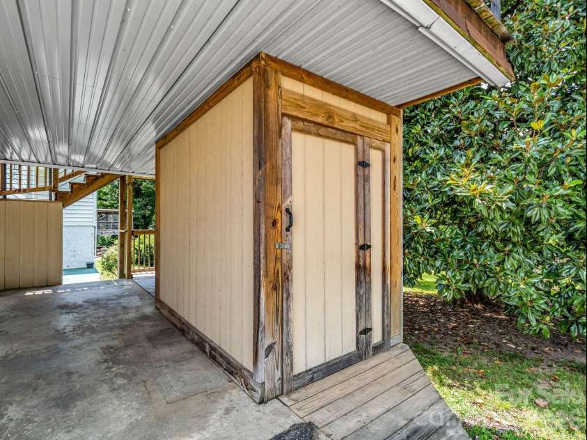 555 State Street, Marion, NC 28752.  MLS# CAR4400439, YatesRealty ID 36686. 