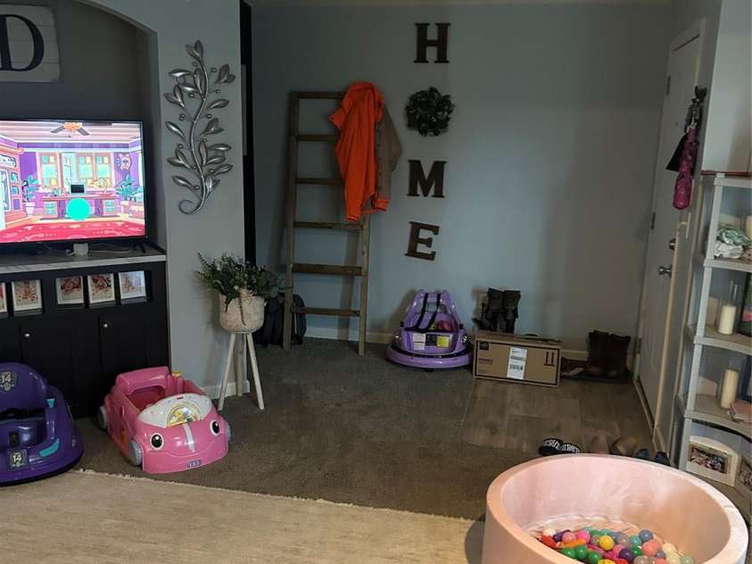 415 Rovingwood Drive, Waynesville, NC 28786.  MLS# CAR4317196, YatesRealty ID 367. Living room