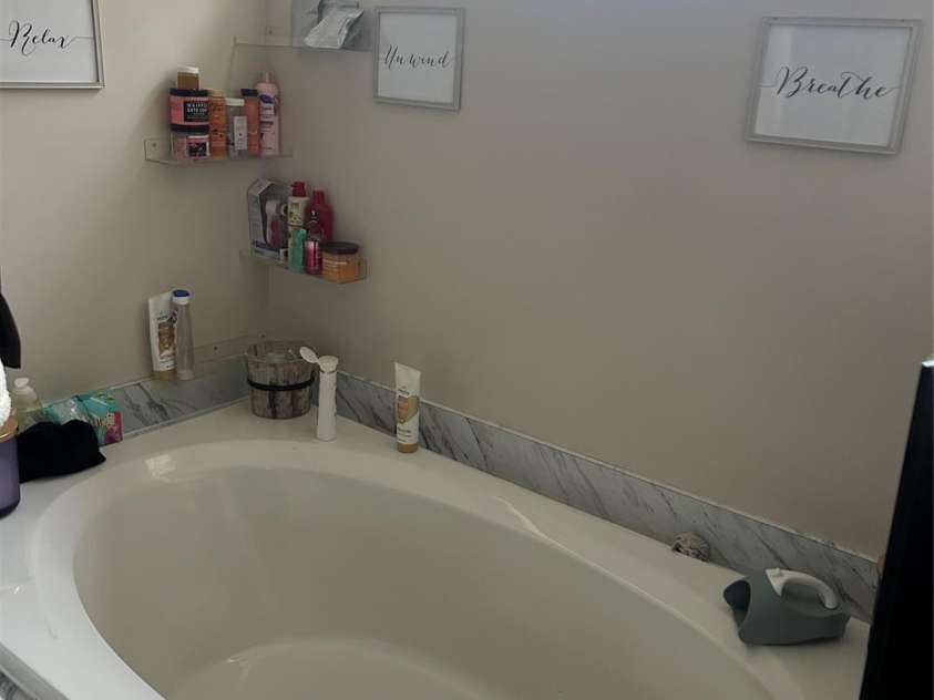 415 Rovingwood Drive, Waynesville, NC 28786.  MLS# CAR4317196, YatesRealty ID 367. Tub