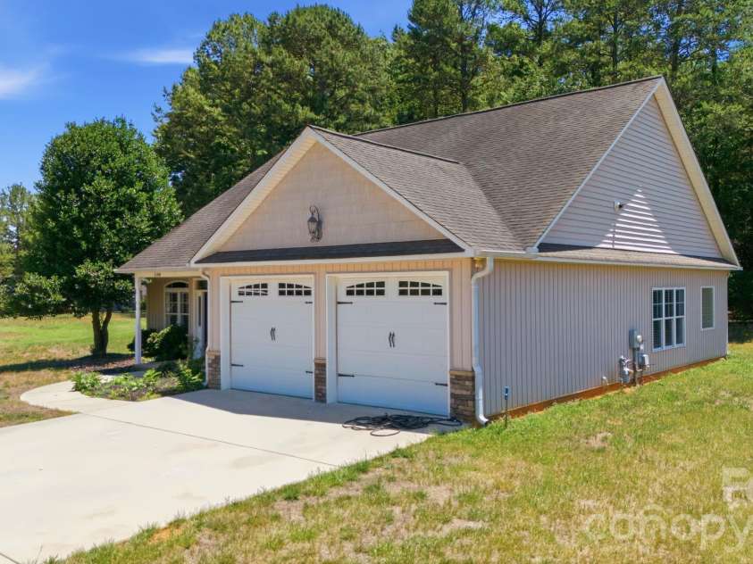 2100 Waterford Pointe Road, Lexington, NC 27292.  MLS# CAR4403747, YatesRealty ID 36702. 