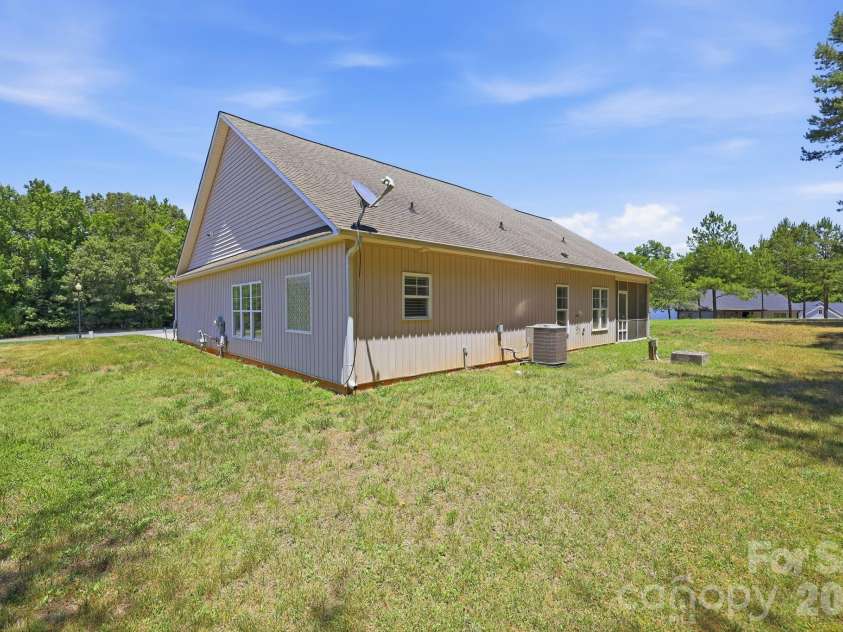 2100 Waterford Pointe Road, Lexington, NC 27292.  MLS# CAR4403747, YatesRealty ID 36702. 