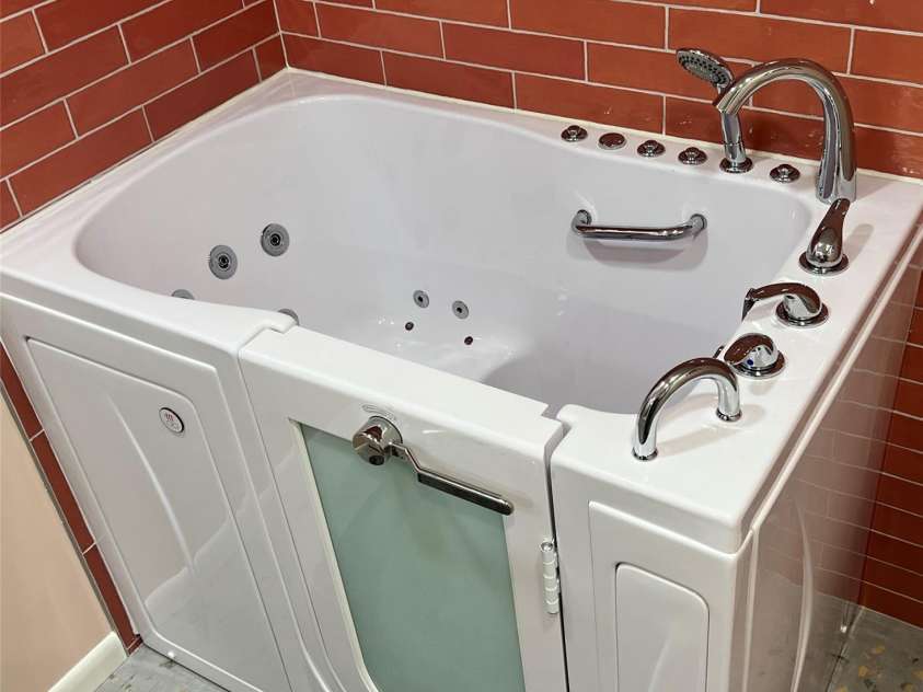 214 Howard Street, Morganton, NC 28655.  MLS# CAR4284499, YatesRealty ID 3671. Therapy Tub w/ Seat