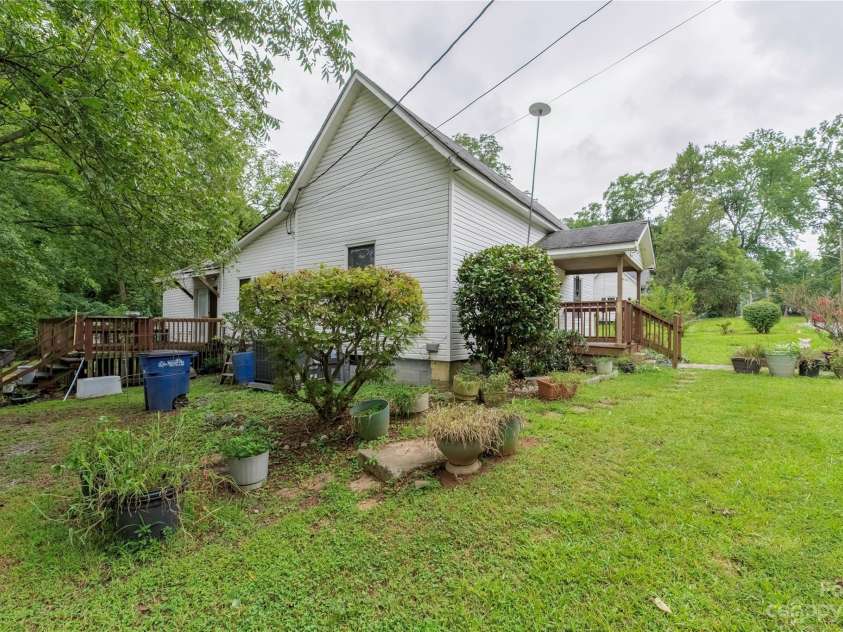 440 Oakland Avenue, Statesville, NC 28677.  MLS# CAR4080981, YatesRealty ID 3671. Sideview of home, yard & deck (Left side)