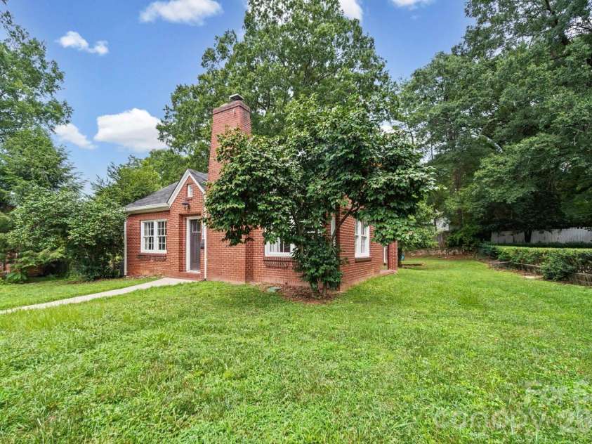 1214 York Street, Gastonia, NC 28052.  MLS# CAR4403849, YatesRealty ID 36712. 