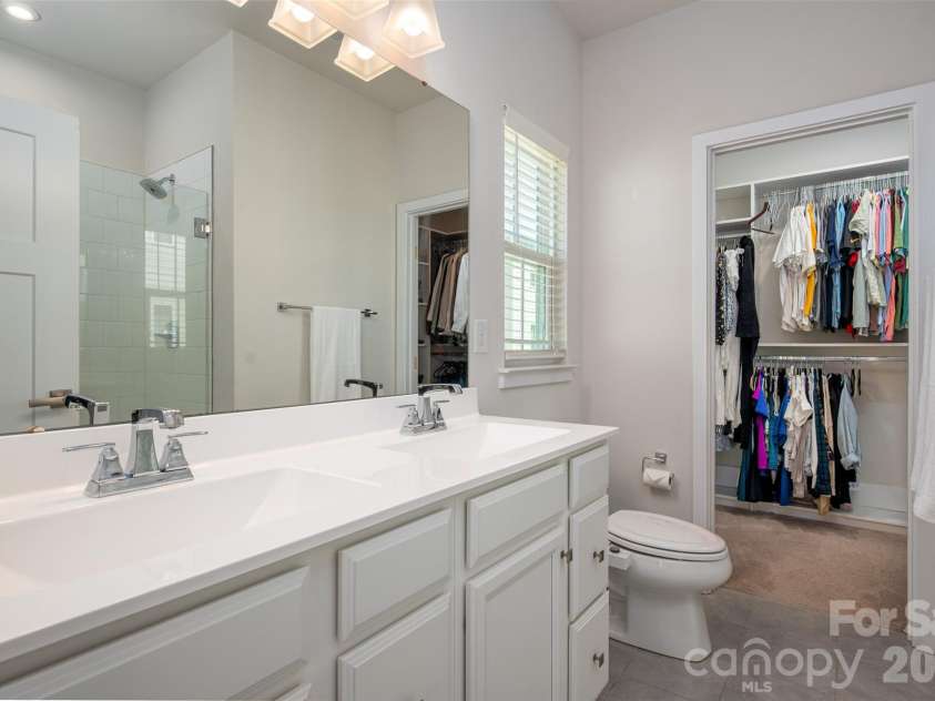 511 Old Mill Road, Charlotte, NC 28206.  MLS# CAR4403394, YatesRealty ID 36713. Primary bath