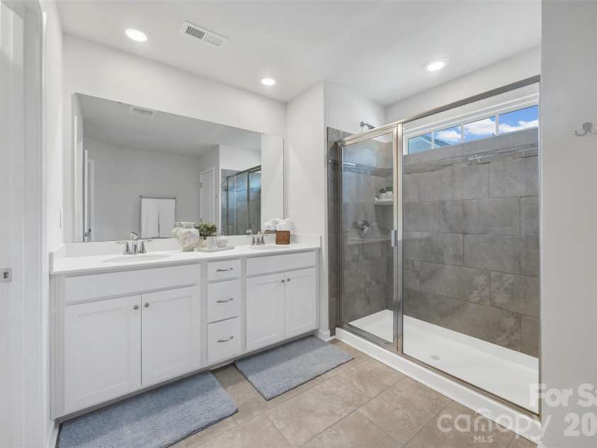 711 Still Oak Trail, Fort Mill, SC 29708.  MLS# CAR4385661, YatesRealty ID 36715. Primary Bathroom