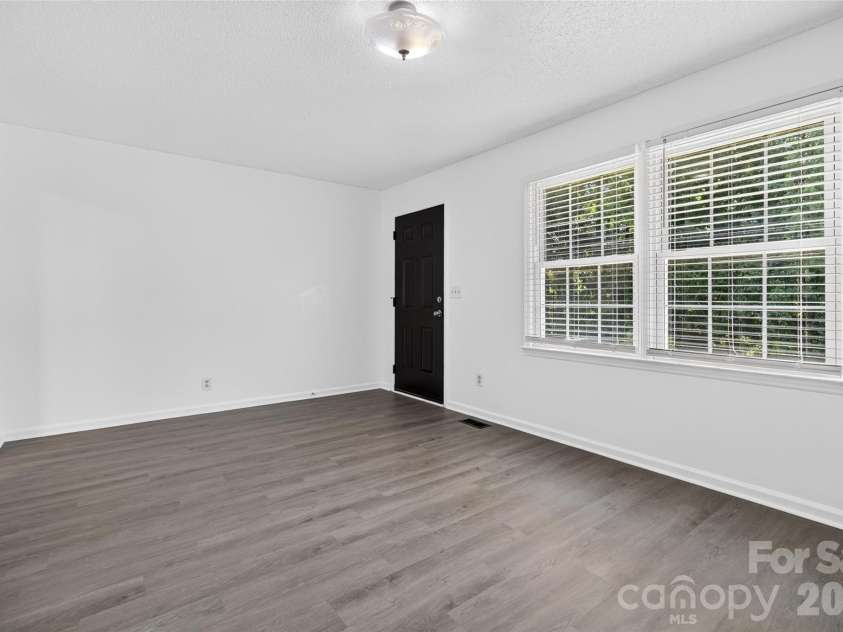 823 Flint Drive, Statesville, NC 28677.  MLS# CAR4403373, YatesRealty ID 36717. 