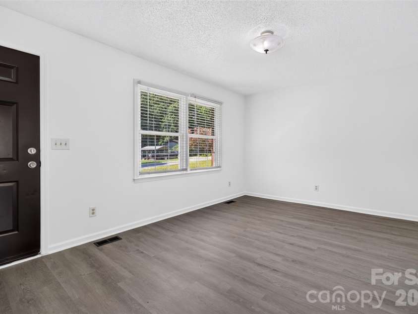 823 Flint Drive, Statesville, NC 28677.  MLS# CAR4403373, YatesRealty ID 36717. 