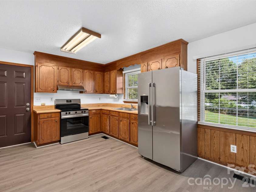823 Flint Drive, Statesville, NC 28677.  MLS# CAR4403373, YatesRealty ID 36717. 