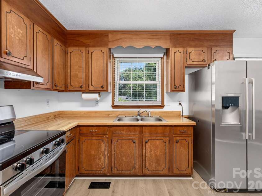 823 Flint Drive, Statesville, NC 28677.  MLS# CAR4403373, YatesRealty ID 36717. 