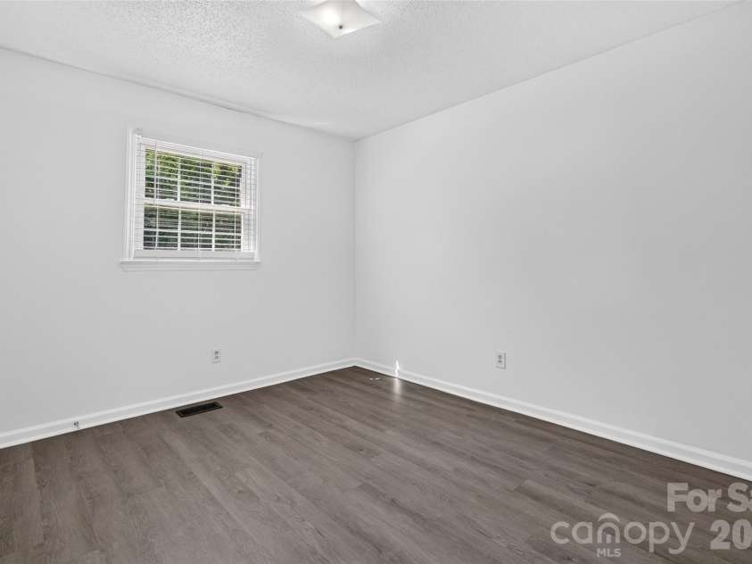 823 Flint Drive, Statesville, NC 28677.  MLS# CAR4403373, YatesRealty ID 36717. 