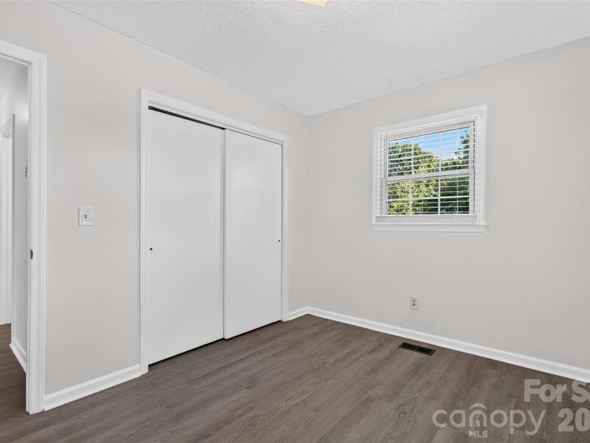 823 Flint Drive, Statesville, NC 28677.  MLS# CAR4403373, YatesRealty ID 36717. 