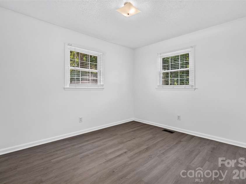 823 Flint Drive, Statesville, NC 28677.  MLS# CAR4403373, YatesRealty ID 36717. 