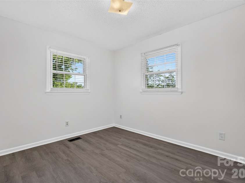 823 Flint Drive, Statesville, NC 28677.  MLS# CAR4403373, YatesRealty ID 36717. 