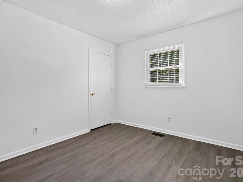 823 Flint Drive, Statesville, NC 28677.  MLS# CAR4403373, YatesRealty ID 36717. 