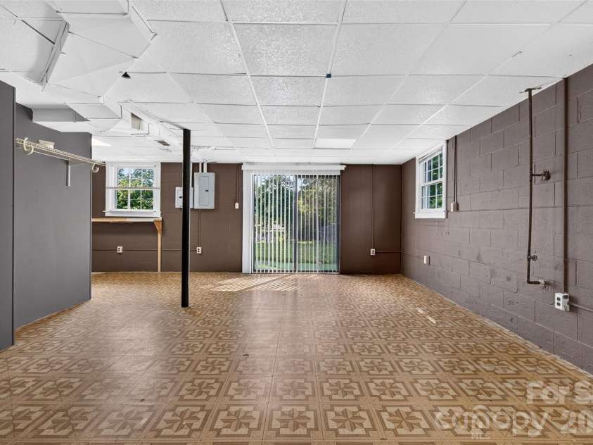 823 Flint Drive, Statesville, NC 28677.  MLS# CAR4403373, YatesRealty ID 36717. 