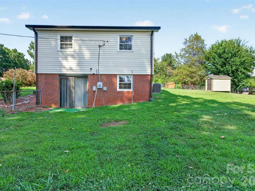 823 Flint Drive, Statesville, NC 28677.  MLS# CAR4403373, YatesRealty ID 36717. 