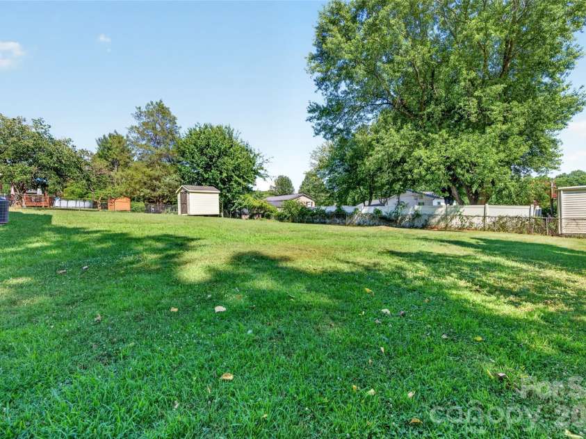 823 Flint Drive, Statesville, NC 28677.  MLS# CAR4403373, YatesRealty ID 36717. 