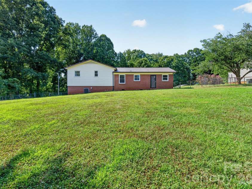 823 Flint Drive, Statesville, NC 28677.  MLS# CAR4403373, YatesRealty ID 36717. 