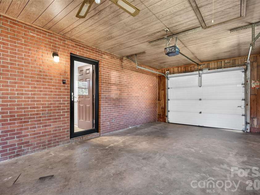 823 Flint Drive, Statesville, NC 28677.  MLS# CAR4403373, YatesRealty ID 36717. 
