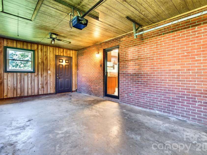 823 Flint Drive, Statesville, NC 28677.  MLS# CAR4403373, YatesRealty ID 36717. 