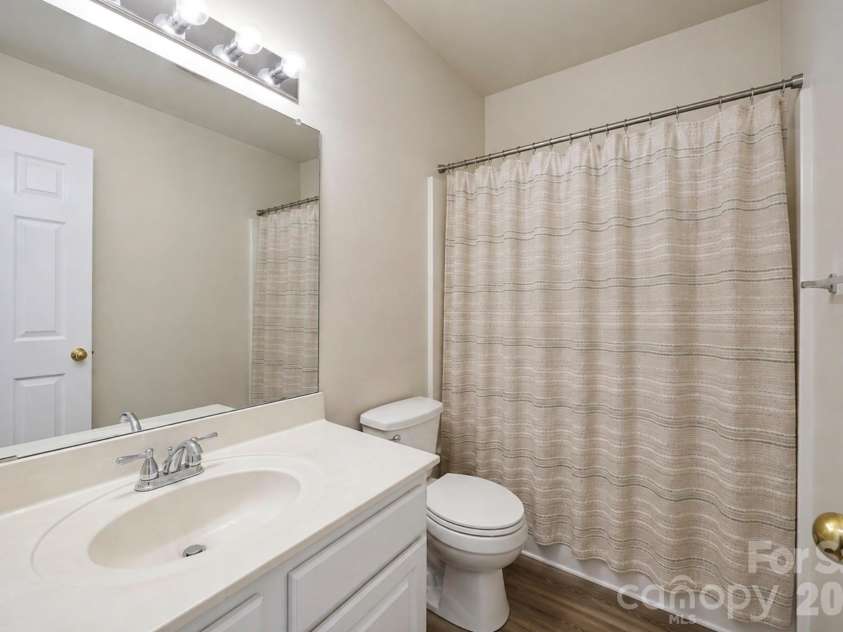 125 Morrocroft Lane, Mooresville, NC 28117.  MLS# CAR4397843, YatesRealty ID 36718. First floor guest bath