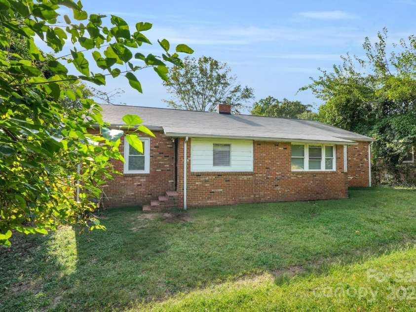 2701 Watson Drive, Charlotte, NC 28208.  MLS# CAR4303278, YatesRealty ID 3672. 