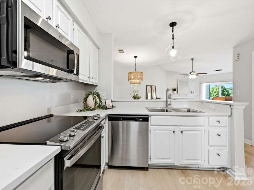 18817 Nautical Drive, Cornelius, NC 28031.  MLS# CAR4402738, YatesRealty ID 36724. Enjoy preparing meals in this well-appointed kitchen with generous counter space and an open-concept layout perfect for entertaining.
