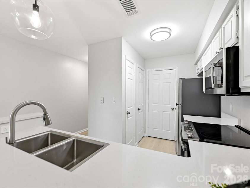 18817 Nautical Drive, Cornelius, NC 28031.  MLS# CAR4402738, YatesRealty ID 36724. The bright, open kitchen features stainless steel appliances, quartz counters, ample cabinetry, and seamless flow into the main living area.