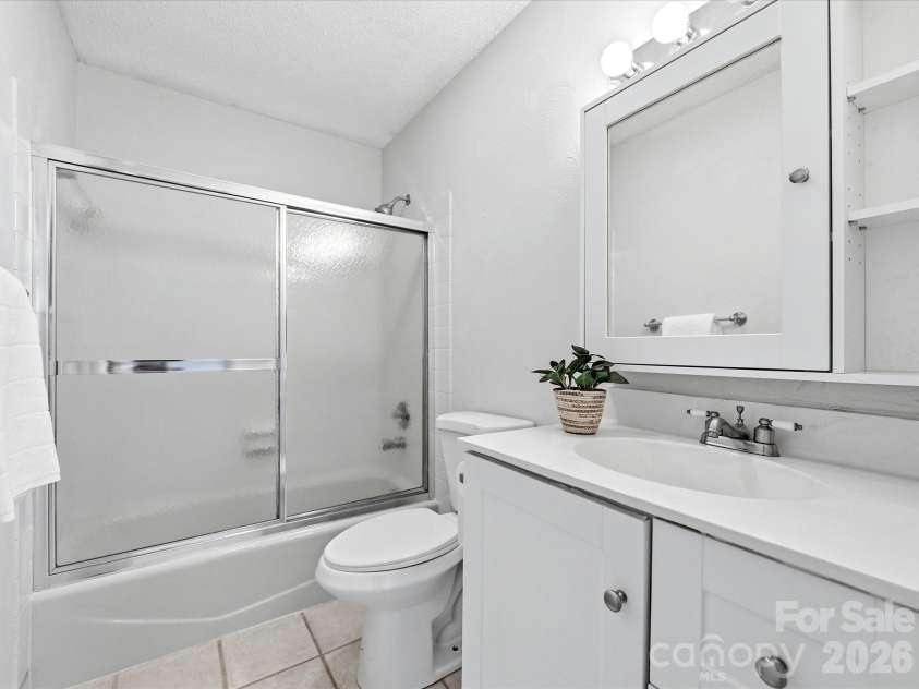 18817 Nautical Drive, Cornelius, NC 28031.  MLS# CAR4402738, YatesRealty ID 36724. The updated full bathroom features a fresh, neutral design with a spacious vanity and tub/shower combination.