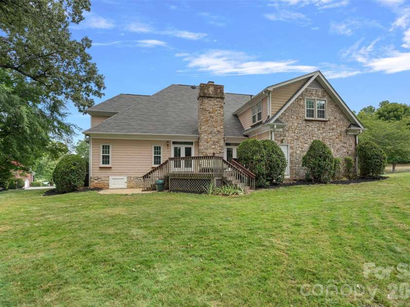 19322 River Falls Drive, Davidson, NC 28036.  MLS# CAR4400666, YatesRealty ID 36729. 