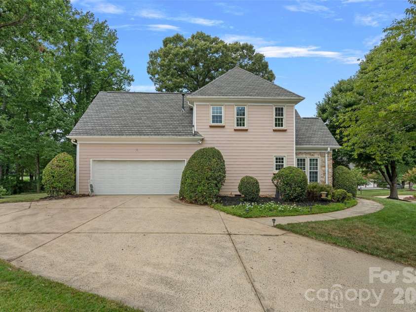 19322 River Falls Drive, Davidson, NC 28036.  MLS# CAR4400666, YatesRealty ID 36729. 