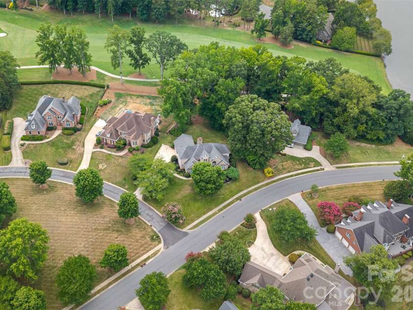 19322 River Falls Drive, Davidson, NC 28036.  MLS# CAR4400666, YatesRealty ID 36729. 
