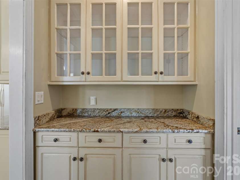 19322 River Falls Drive, Davidson, NC 28036.  MLS# CAR4400666, YatesRealty ID 36729. Butler's Pantry between Kitchen and Dining Area