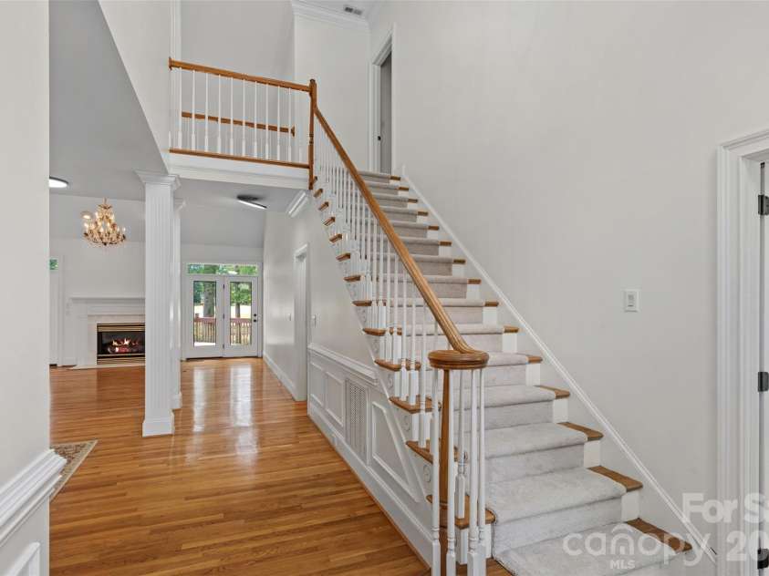 19322 River Falls Drive, Davidson, NC 28036.  MLS# CAR4400666, YatesRealty ID 36729. Foyer