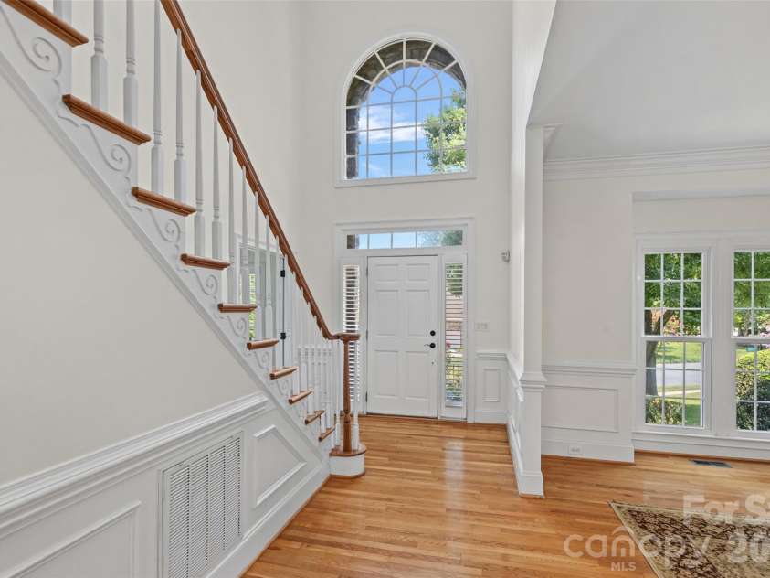 19322 River Falls Drive, Davidson, NC 28036.  MLS# CAR4400666, YatesRealty ID 36729. Foyer