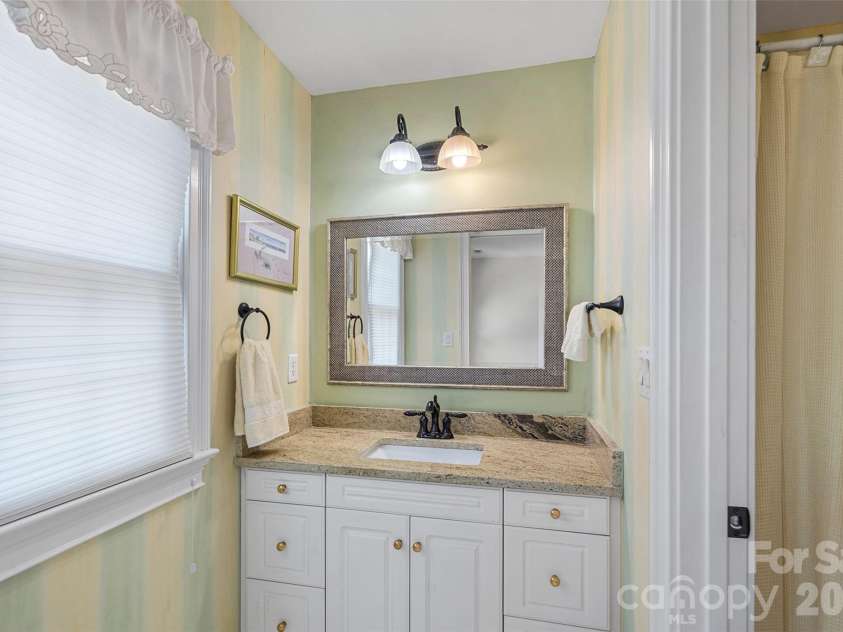 19322 River Falls Drive, Davidson, NC 28036.  MLS# CAR4400666, YatesRealty ID 36729. Full Bath 3 on second floor