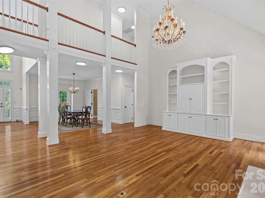 19322 River Falls Drive, Davidson, NC 28036.  MLS# CAR4400666, YatesRealty ID 36729. Great Room with Vaulted Ceiling and built in bookcase
