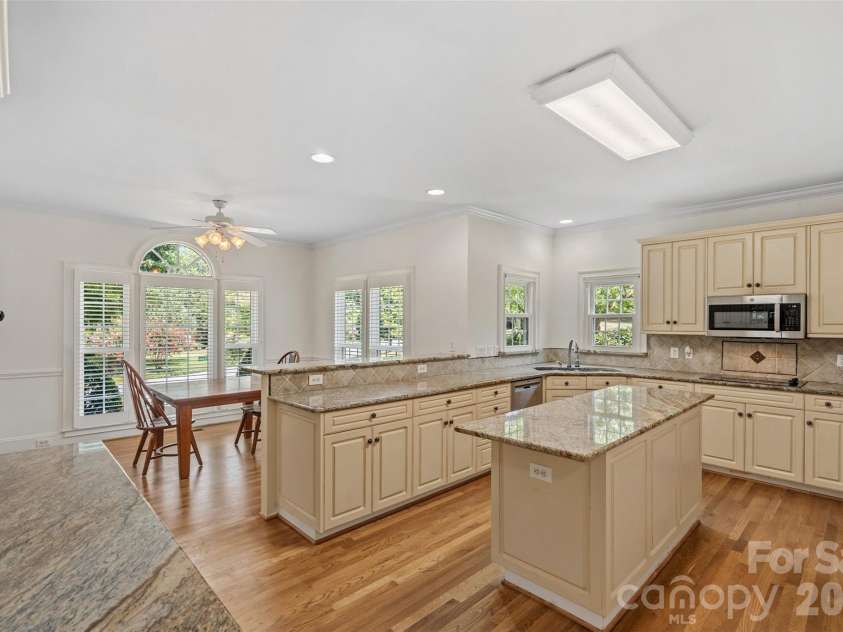 19322 River Falls Drive, Davidson, NC 28036.  MLS# CAR4400666, YatesRealty ID 36729. Kitchen with Island and bar