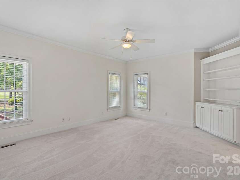 19322 River Falls Drive, Davidson, NC 28036.  MLS# CAR4400666, YatesRealty ID 36729. Large Primary Bedroom with build in cabinet