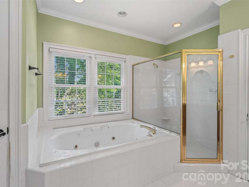19322 River Falls Drive, Davidson, NC 28036.  MLS# CAR4400666, YatesRealty ID 36729. Master Bath Garden Tub