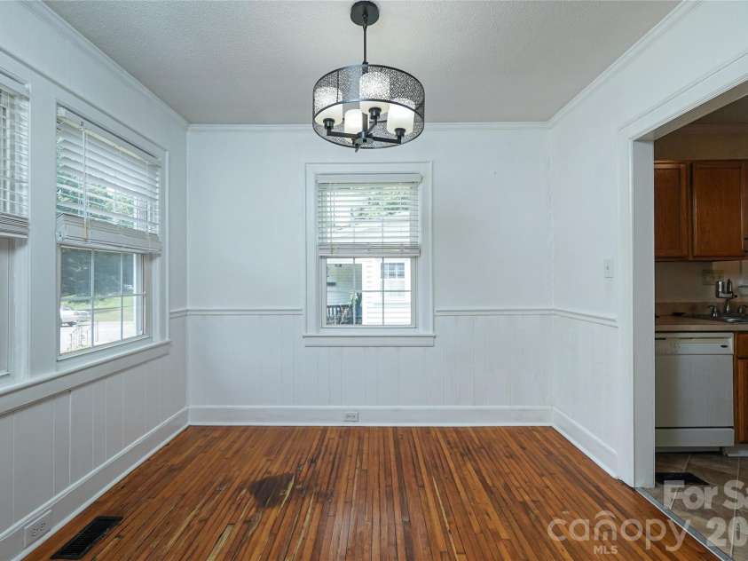 512 8th Avenue, Gastonia, NC 28052.  MLS# CAR4402995, YatesRealty ID 36733. 