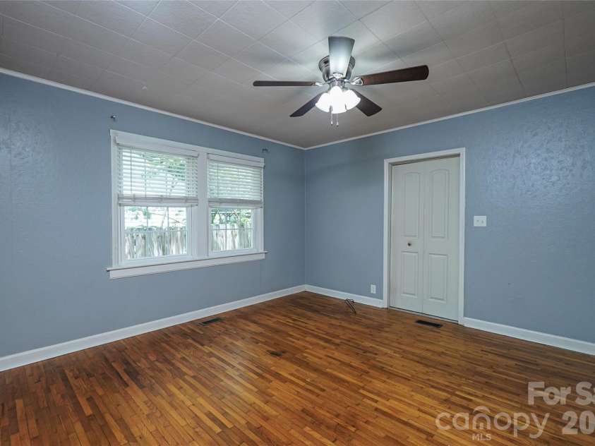 512 8th Avenue, Gastonia, NC 28052.  MLS# CAR4402995, YatesRealty ID 36733. 