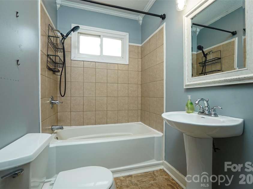 512 8th Avenue, Gastonia, NC 28052.  MLS# CAR4402995, YatesRealty ID 36733. 